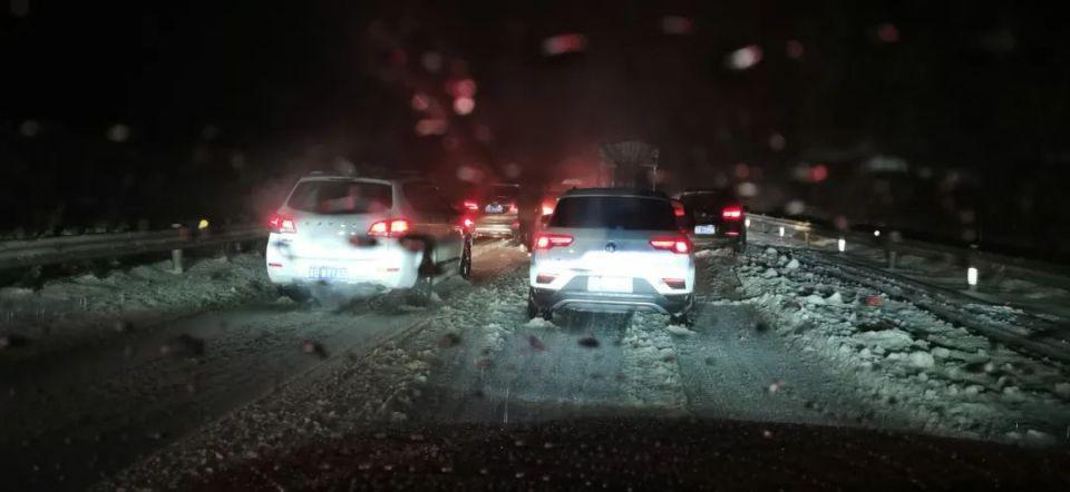 被困暴雪中的新能源车主：充电枪冻住拔不出，不敢开电裹穿羽绒服过夜