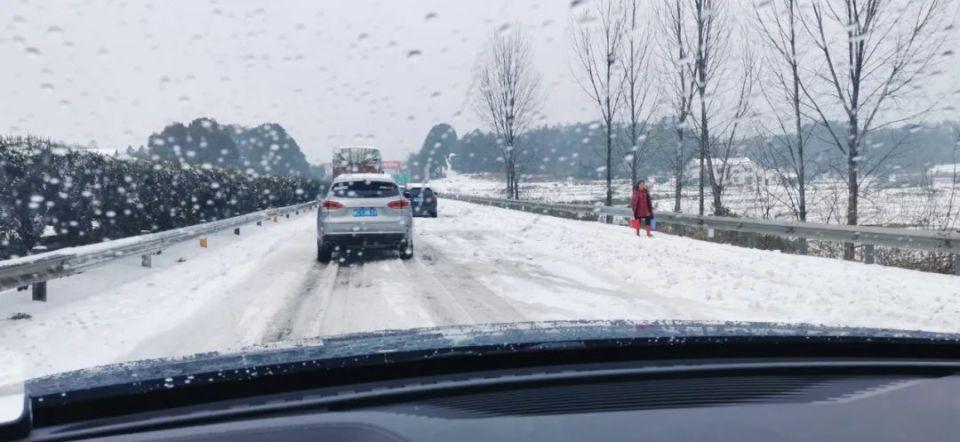 被困暴雪中的新能源车主：充电枪冻住拔不出，不敢开电裹穿羽绒服过夜