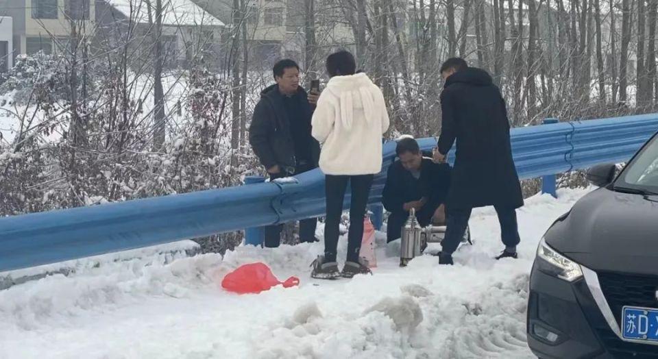 被困暴雪中的新能源车主：充电枪冻住拔不出，不敢开电裹穿羽绒服过夜