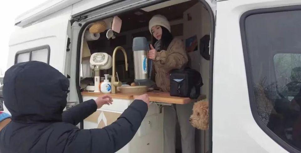 被困暴雪中的新能源车主：充电枪冻住拔不出，不敢开电裹穿羽绒服过夜