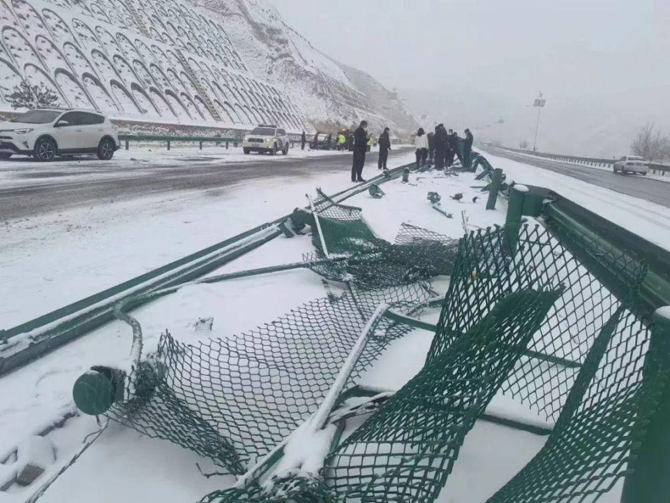 被困暴雪中的新能源车主：充电枪冻住拔不出，不敢开电裹穿羽绒服过夜