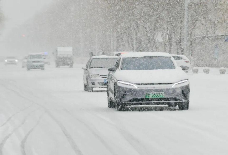 被困暴雪中的新能源车主：充电枪冻住拔不出，不敢开电裹穿羽绒服过夜