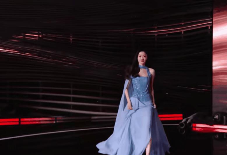 新加坡这晚：宋轶水蛇腰，张雨绮身材抢镜，陈小纭咋这样了