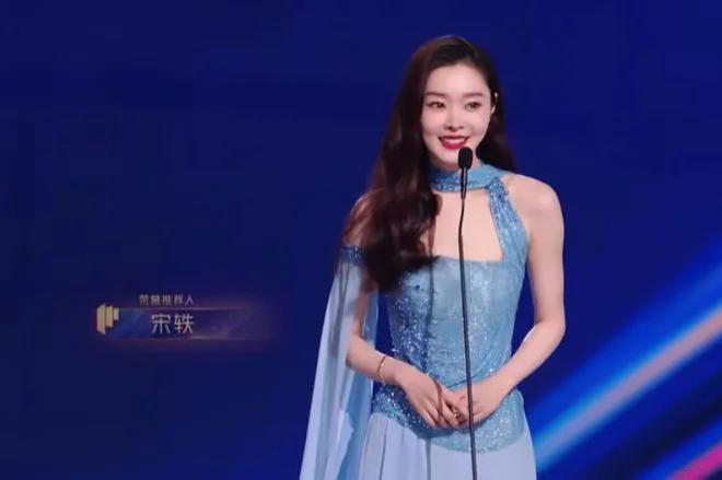 新加坡这晚：宋轶水蛇腰，张雨绮身材抢镜，陈小纭咋这样了