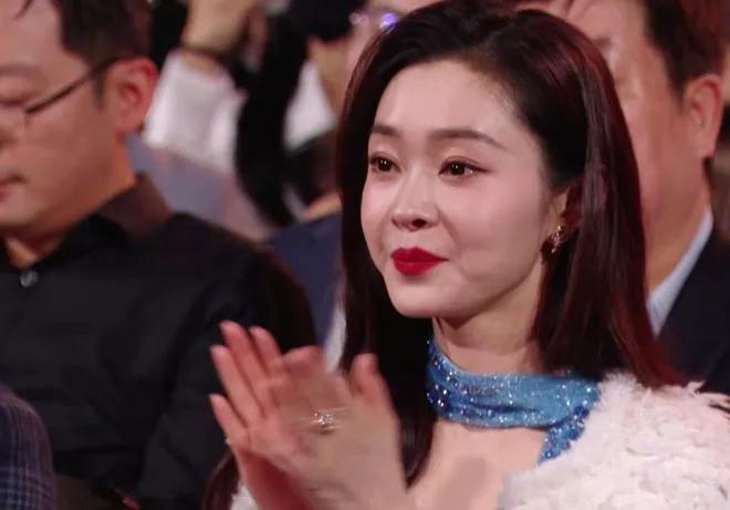 新加坡这晚：宋轶水蛇腰，张雨绮身材抢镜，陈小纭咋这样了