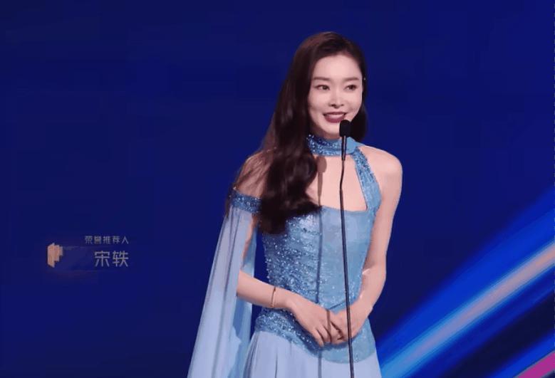 新加坡这晚：宋轶水蛇腰，张雨绮身材抢镜，陈小纭咋这样了