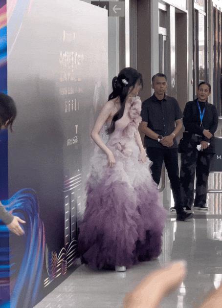 新加坡这晚：宋轶水蛇腰，张雨绮身材抢镜，陈小纭咋这样了