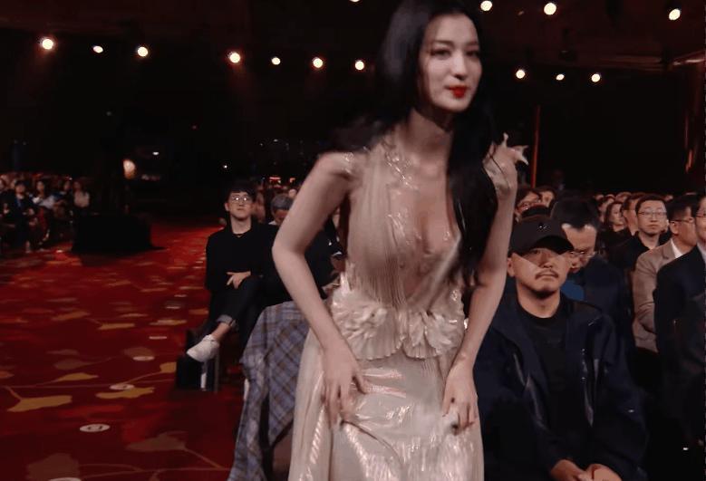 新加坡这晚：宋轶水蛇腰，张雨绮身材抢镜，陈小纭咋这样了