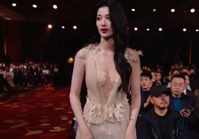 新加坡这晚：宋轶水蛇腰，张雨绮身材抢镜，陈小纭咋这样了