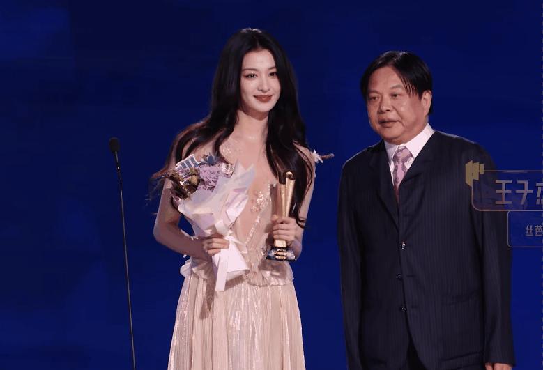 新加坡这晚：宋轶水蛇腰，张雨绮身材抢镜，陈小纭咋这样了