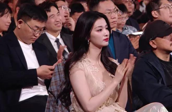 新加坡这晚：宋轶水蛇腰，张雨绮身材抢镜，陈小纭咋这样了