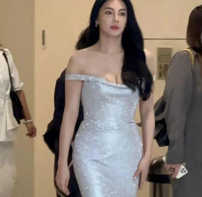 新加坡这晚：宋轶水蛇腰，张雨绮身材抢镜，陈小纭咋这样了