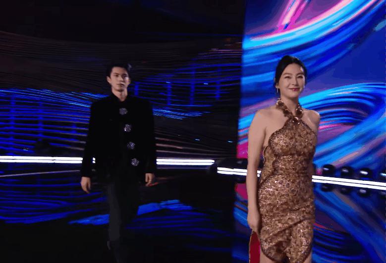 新加坡这晚：宋轶水蛇腰，张雨绮身材抢镜，陈小纭咋这样了