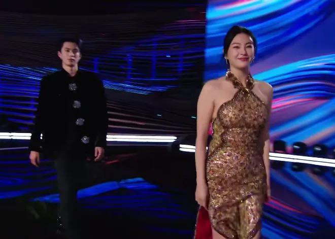 新加坡这晚：宋轶水蛇腰，张雨绮身材抢镜，陈小纭咋这样了