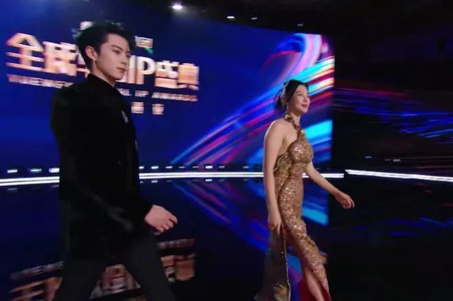 新加坡这晚：宋轶水蛇腰，张雨绮身材抢镜，陈小纭咋这样了