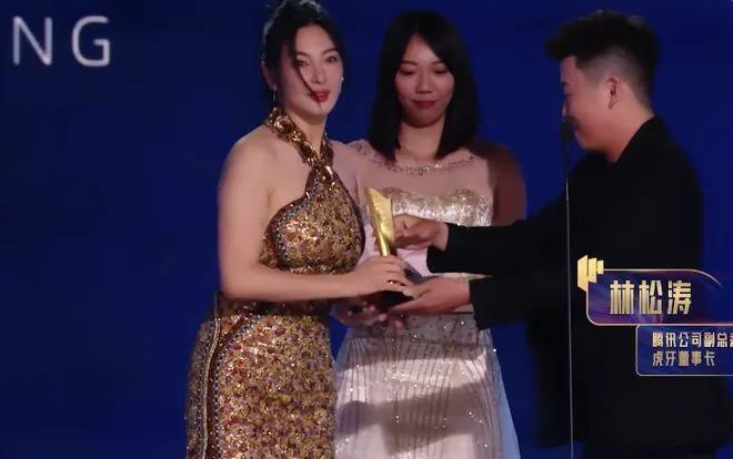 新加坡这晚：宋轶水蛇腰，张雨绮身材抢镜，陈小纭咋这样了