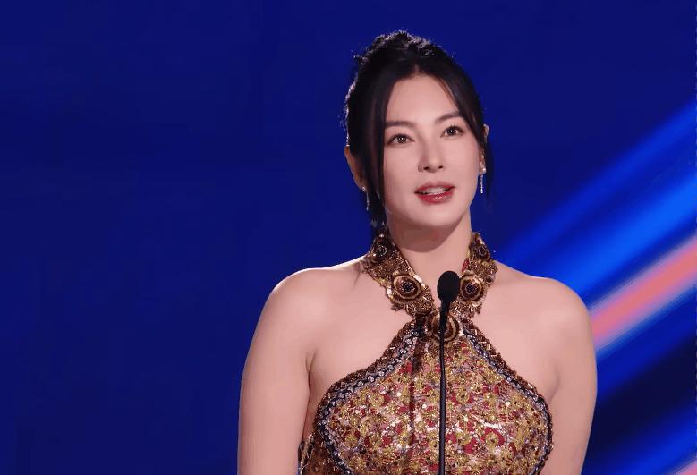 新加坡这晚：宋轶水蛇腰，张雨绮身材抢镜，陈小纭咋这样了