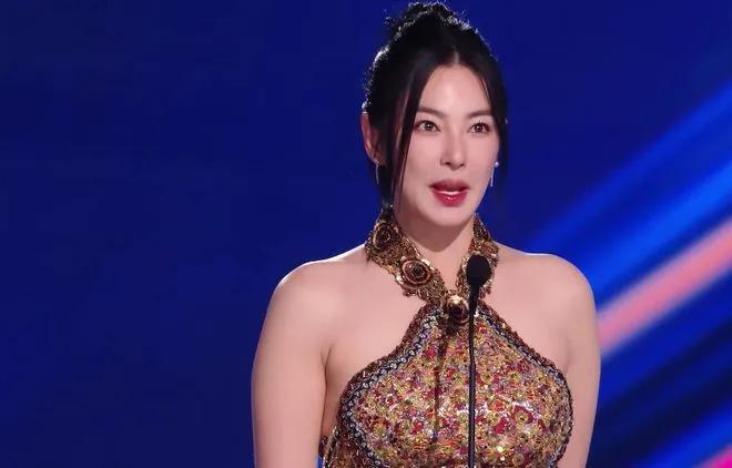 新加坡这晚：宋轶水蛇腰，张雨绮身材抢镜，陈小纭咋这样了