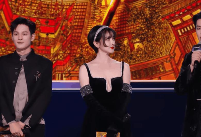 新加坡这晚：宋轶水蛇腰，张雨绮身材抢镜，陈小纭咋这样了