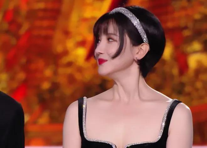 新加坡这晚：宋轶水蛇腰，张雨绮身材抢镜，陈小纭咋这样了