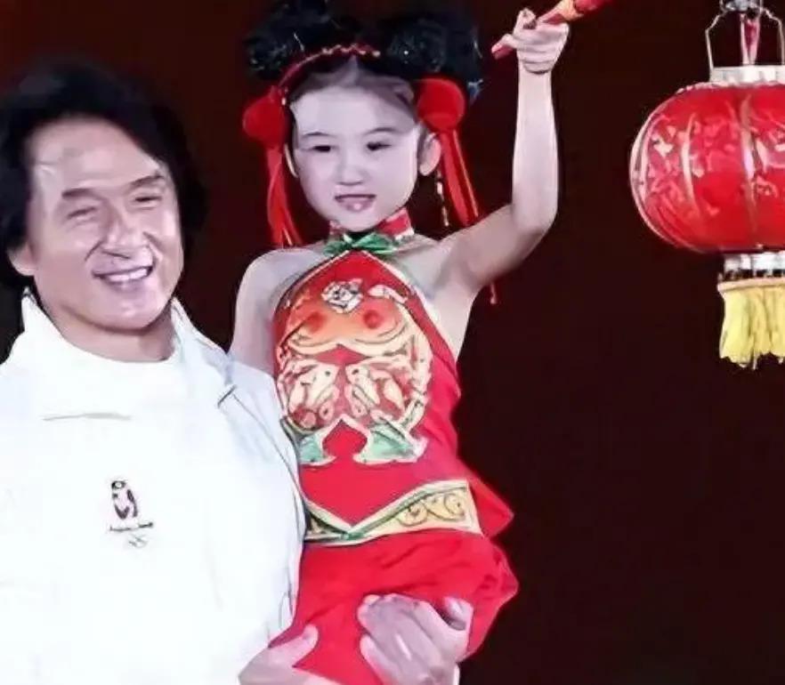 6岁时被成龙抱着上春晚，最后却因长相被骂退圈，如今怎么样