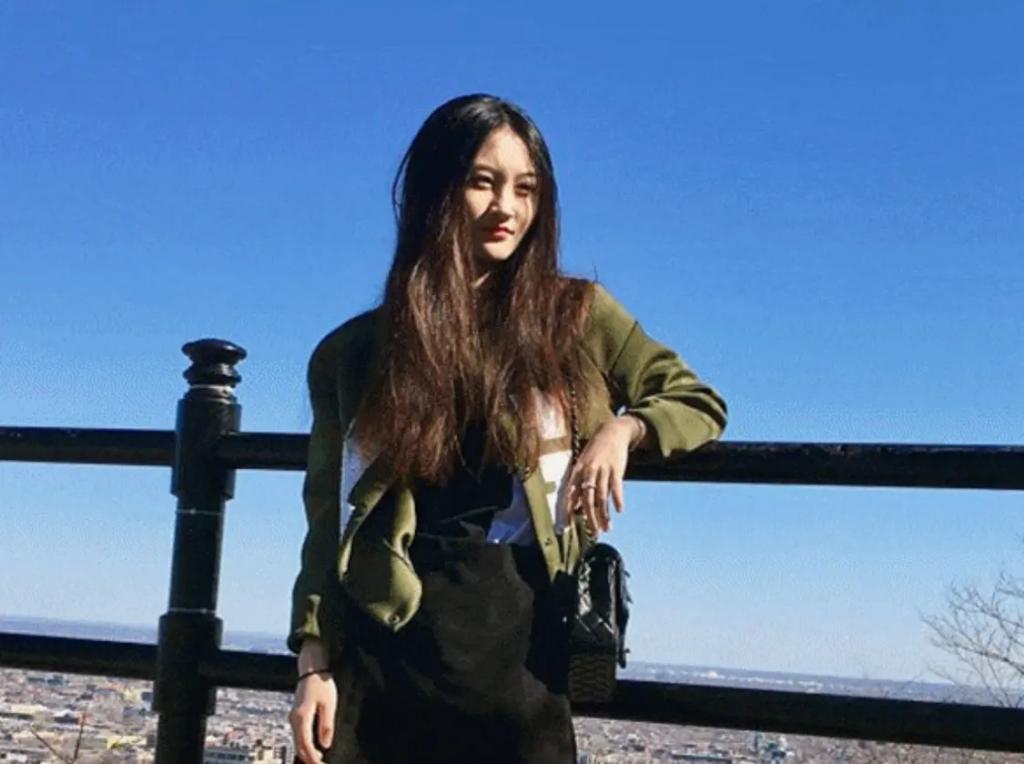 6岁时被成龙抱着上春晚，最后却因长相被骂退圈，如今怎么样