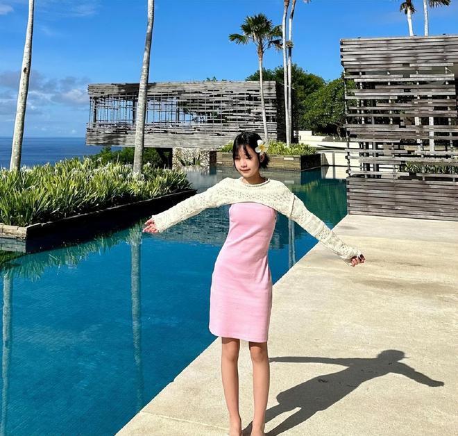 大小S儿女同游巴厘岛，玥儿怯懦放不开，和张兰一起反差大