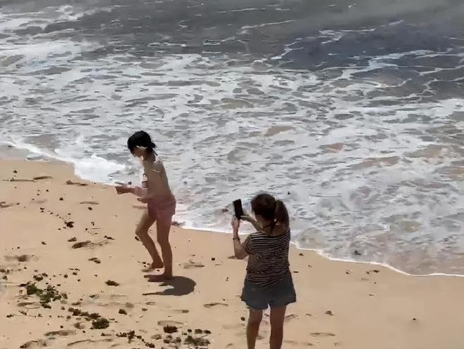 大小S儿女同游巴厘岛，玥儿怯懦放不开，和张兰一起反差大