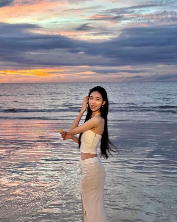 大小S儿女同游巴厘岛，玥儿怯懦放不开，和张兰一起反差大
