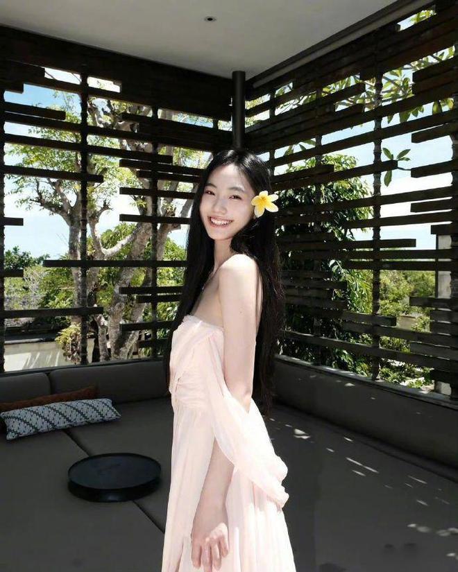 大小S儿女同游巴厘岛，玥儿怯懦放不开，和张兰一起反差大