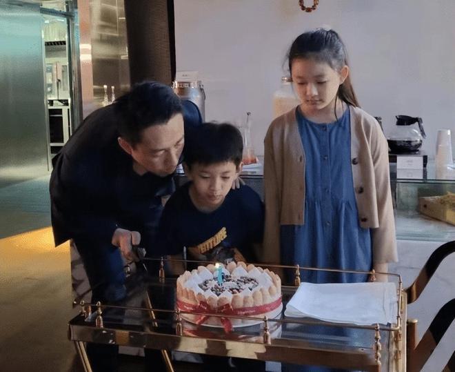 大小S儿女同游巴厘岛，玥儿怯懦放不开，和张兰一起反差大