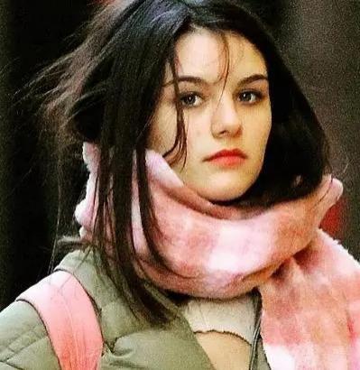 阿汤哥女儿如今17岁了，每年40万抚养费却11年见不到面
