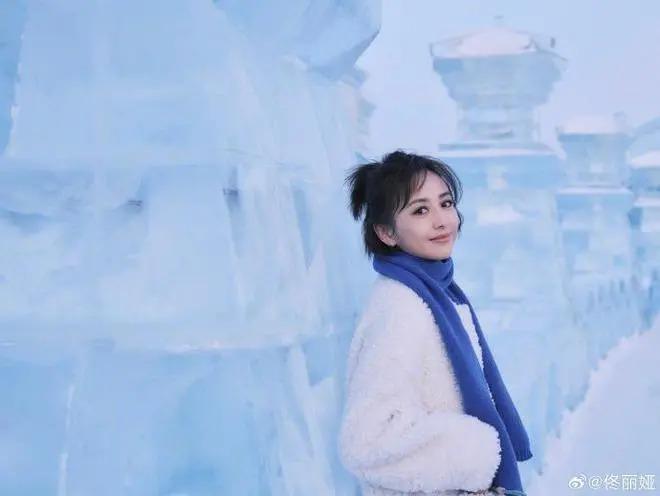 佟丽娅分享雪景美照，笑容甜美，与儿子同框超温柔