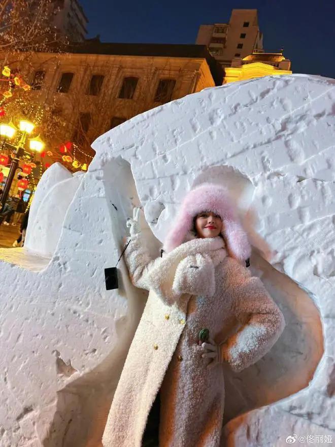 佟丽娅分享雪景美照，笑容甜美，与儿子同框超温柔