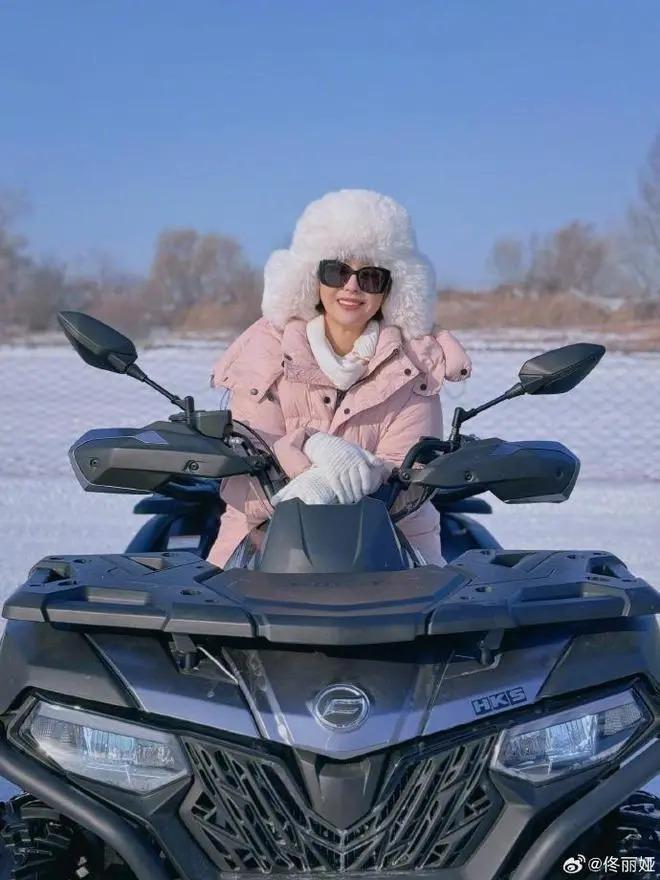 佟丽娅分享雪景美照，笑容甜美，与儿子同框超温柔