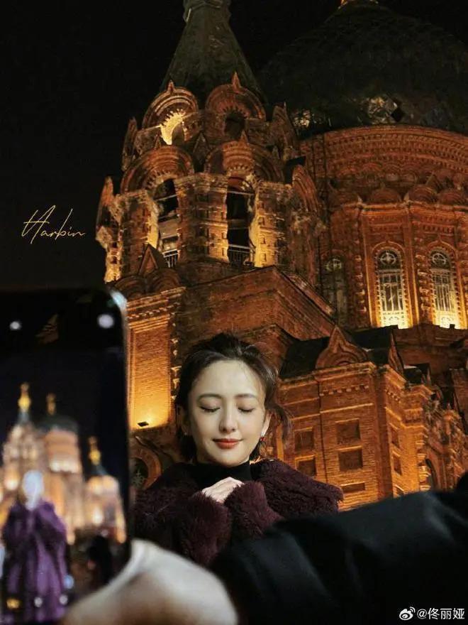 佟丽娅分享雪景美照，笑容甜美，与儿子同框超温柔