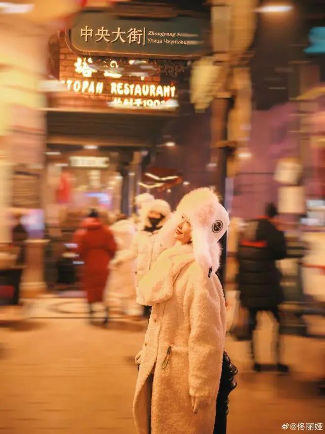 佟丽娅分享雪景美照，笑容甜美，与儿子同框超温柔