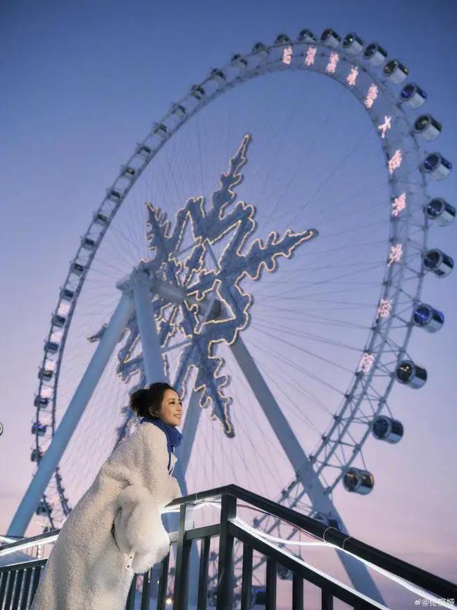佟丽娅分享雪景美照，笑容甜美，与儿子同框超温柔