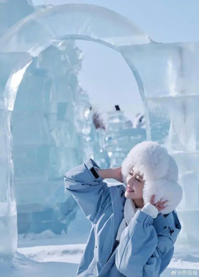 佟丽娅分享雪景美照，笑容甜美，与儿子同框超温柔