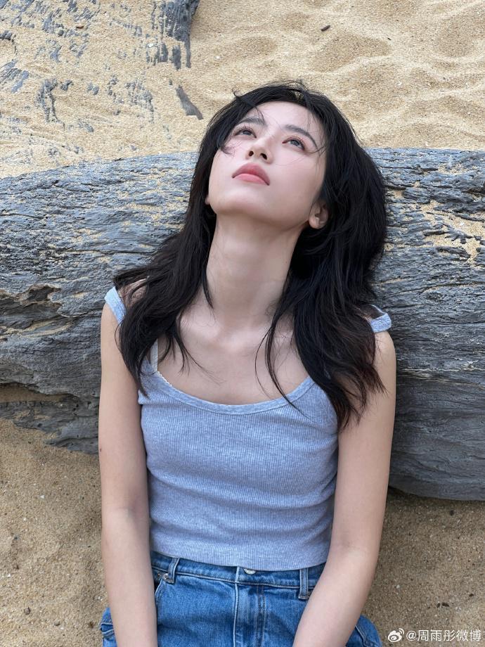 周雨彤穿背心搭配牛仔裤 笑容灿烂随性自由