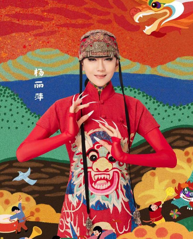 65岁杨丽萍被偶遇，穿着奇特，长指甲格太不方便