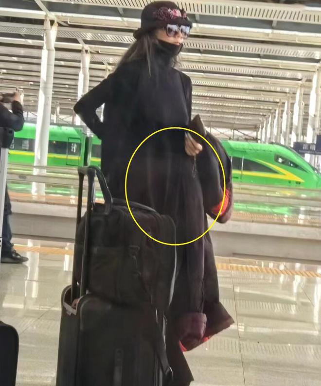 65岁杨丽萍被偶遇，穿着奇特，长指甲格太不方便