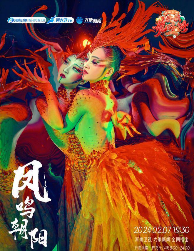 65岁杨丽萍被偶遇，穿着奇特，长指甲格太不方便
