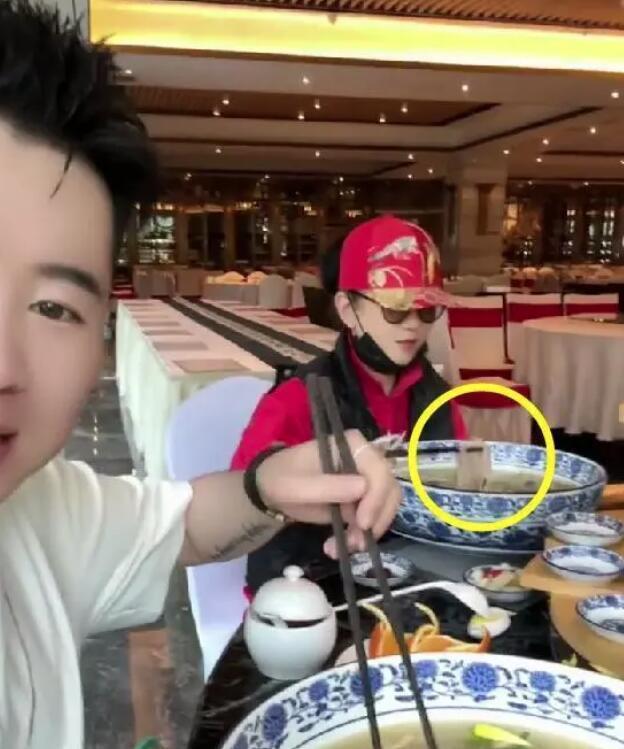 65岁杨丽萍被偶遇，穿着奇特，长指甲格太不方便