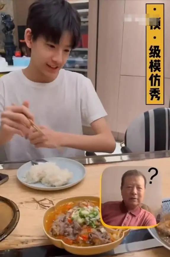 董洁下厨为儿子做饭 15岁顶顶身高超过妈妈很帅气