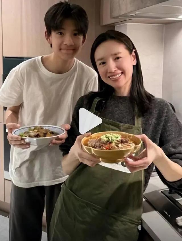 董洁下厨为儿子做饭 15岁顶顶身高超过妈妈很帅气