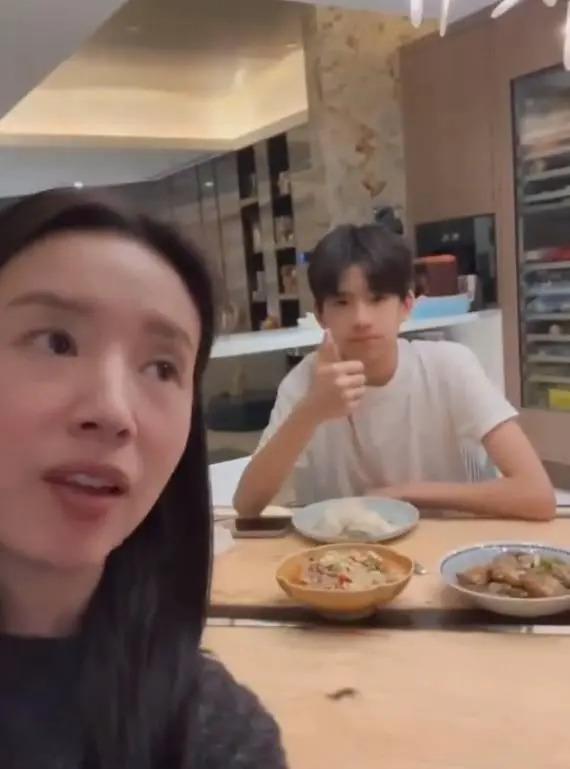 董洁下厨为儿子做饭 15岁顶顶身高超过妈妈很帅气