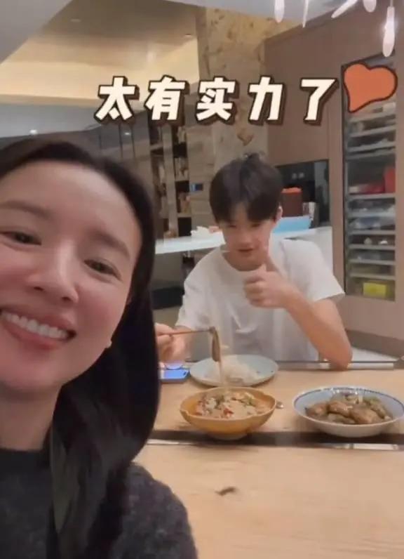 董洁下厨为儿子做饭 15岁顶顶身高超过妈妈很帅气