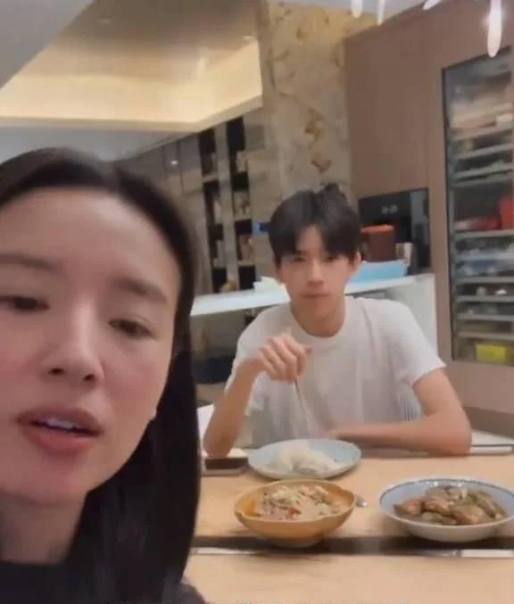 董洁下厨为儿子做饭 15岁顶顶身高超过妈妈很帅气