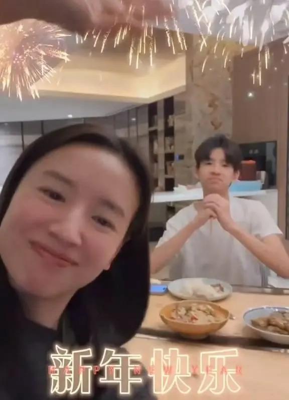 董洁下厨为儿子做饭 15岁顶顶身高超过妈妈很帅气